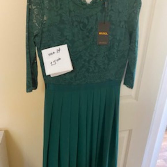 Formal dresses - Picture 3 of 5